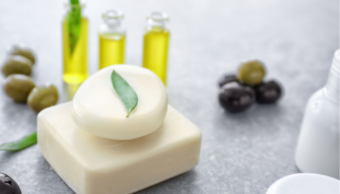https://www.lilyumetikbakim.com/image/cache/catalog/blog/sodium%20olivate-1170x668.png
